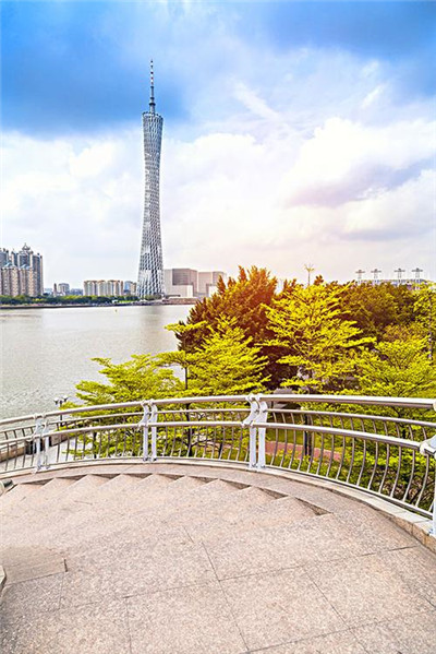 一个俯瞰城市繁华，沐浴在云海之中的水疗天堂